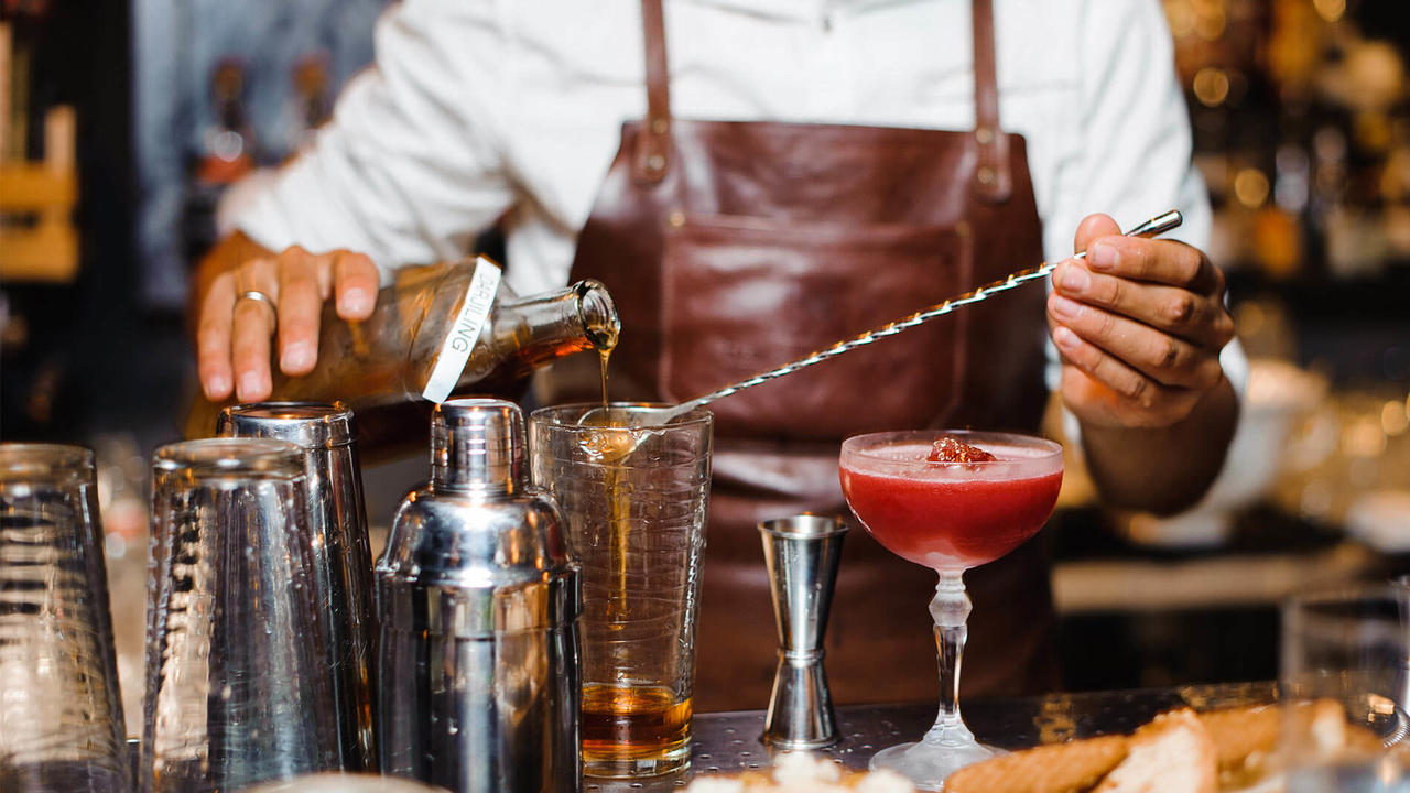 Bartender bruker barskje til å lage cocktail