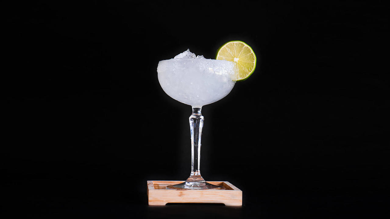 Un Margarita frozen pieno di ghiaccio con guarnizione di lime