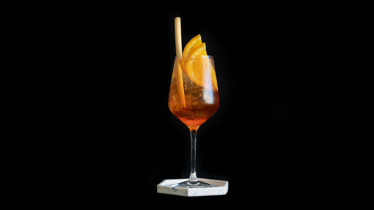 Cocktail Aperol Spritz con fette d'arancia