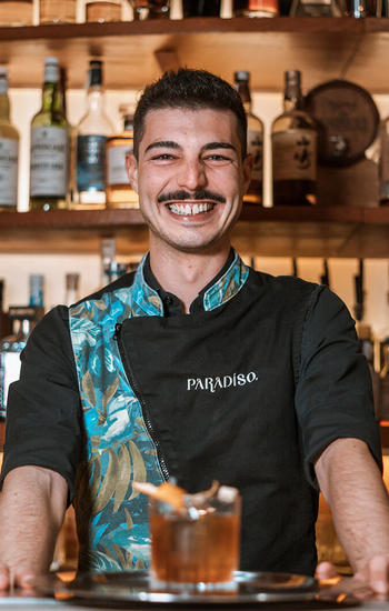 Gianluca Basso, barman che lavora al Bar Paradiso di Barcellona