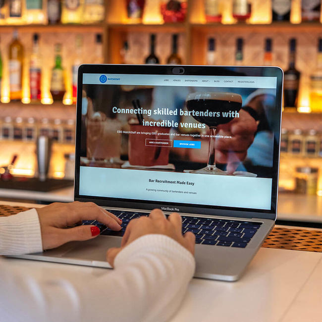  Barman usando Matchstaff, la plataforma para encontrar trabajo como barman exclusiva de EBS.