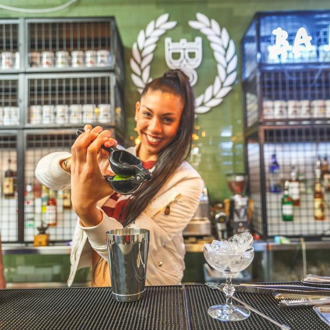 Estudiante del curso de cocteleria preparando un cocktail en la zona del bar de European Bartender School