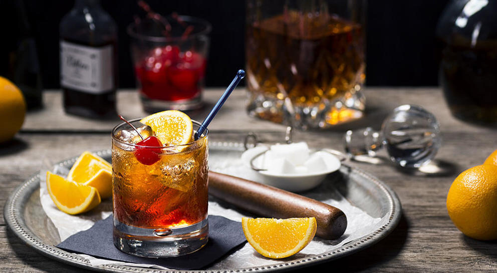 Old-fashioned-cocktail-in-a-rock-glass