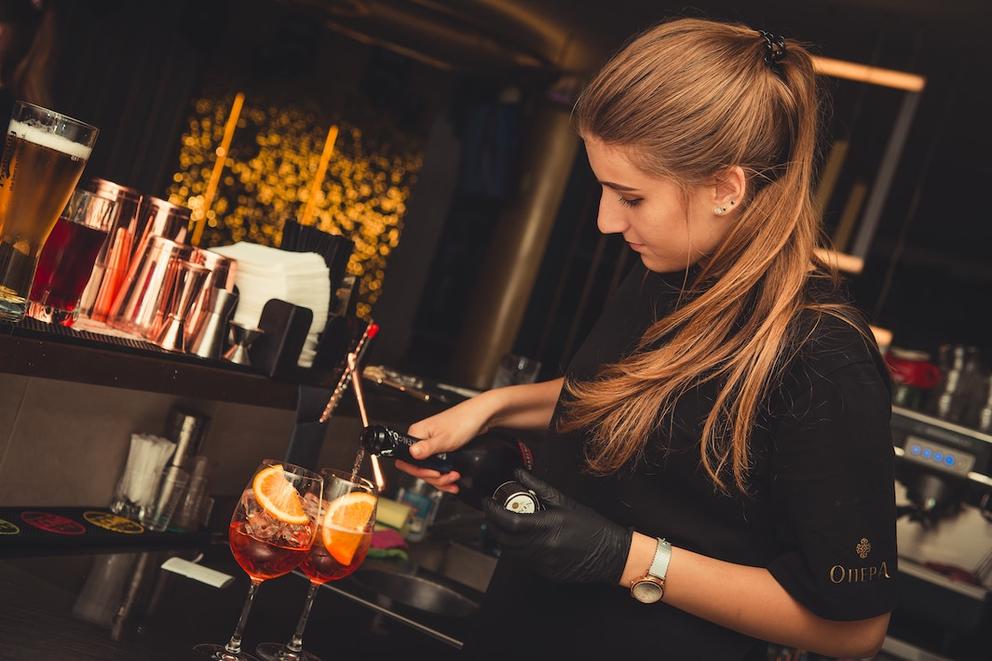 bartender-pouring-champagne-into-aperol-spritz